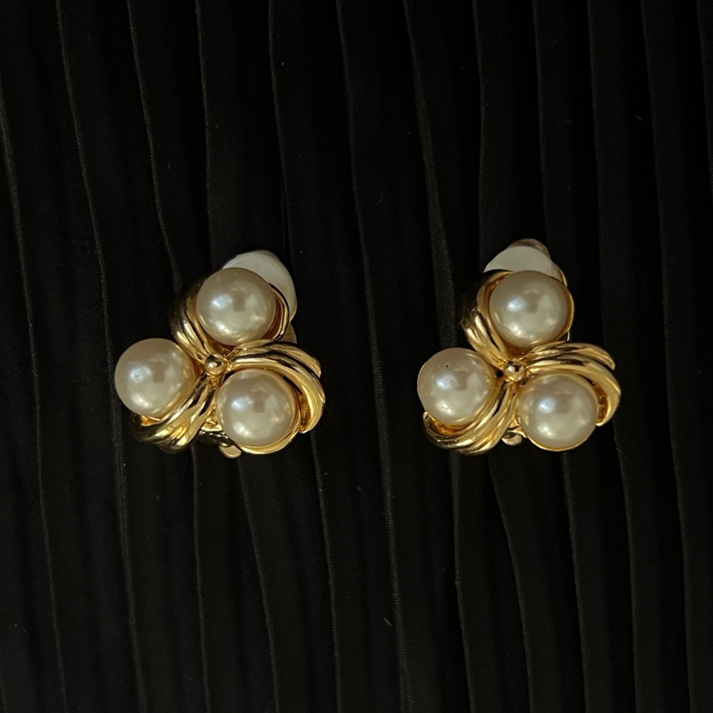 VINTAGE 80s FAUX PEARL CLUSTER GOLD TONE CLIP ON STATEMENT EARRINGS
